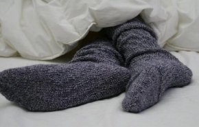 انتبه!.. مخاطر ارتداء الجوارب أثناء النوم في الشتاء!
