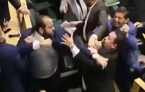 شاهد: لقطات جديدة للمشاجرة العنيفة تحت قبة البرلمان الأردني