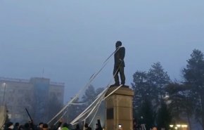 شاهد.. متظاهرو كازاخستان يحاولون اسقاط نصب تذكاري للرئيس نزارباييف