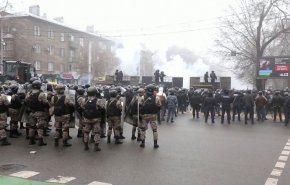 احتجاجات صاخبة وحرق مبان رسمية، والرئيس الكازاخي يتعهد بحزمة مقترحات