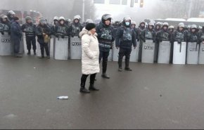 كازاخستان تغرق بالفوضى والرئيس يحذر من تعرض البلاد لعصابات ارهابية