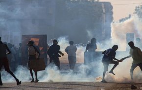 الأمن السوداني يطلق الغاز المسيل للدموع لتفريق المتظاهرين بمحيط القصر الجمهوري