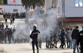 الشرطة التونسية تستخدم الغاز المسيل للدموع والهراوات في تفريق المتظاهرين