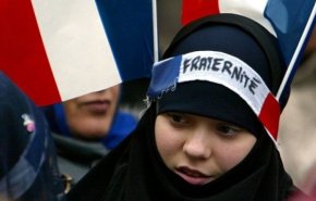 شاهد.. غضب مسلمي فرنسا من قرار حل المجلس الفرنسي للديانة الإسلامية