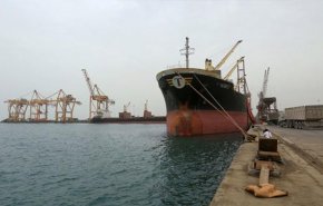 العدوان السعودي يحتجز سفينة بنزين إسعافية قبل وصولها الى الحديدة