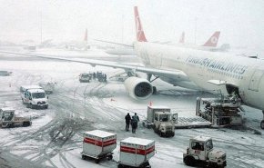 الثلوج تعلق كافة رحلات الطيران في مطار إسطنبول
