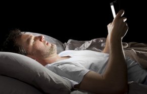 ما يحدث لجسمك عندما تتصفح وسائل التواصل الاجتماعي قبل النوم؟