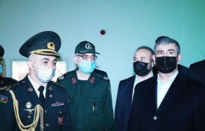 وزير الدفاع الذربيجاني يتفقد المتحف الوطني للثورة الإسلامية والدفاع المقدس