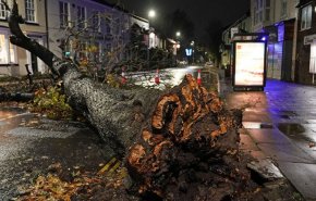 طوفان شدید ۴۵ هزار خانوار را در انگلیس در خاموشی فرو برد/ کشته شدن 2 نفر، کنده شدن سقف خانه ها و سقوط درختان