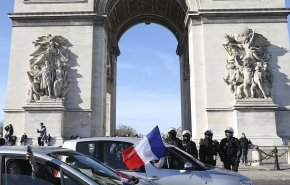 پلیس پاریس برای متفرق کردن تظاهرات ضد کرونا از گاز اشک‌آور استفاده کرد