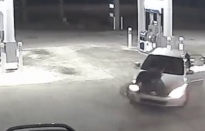 مشهد صادم..يسرق سيارة إمرأة 