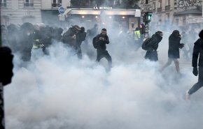 شلیک گاز اشک‌آور برای متفرق کردن تظاهرات جلیقه‌زردها از سوی پلیس فرانسه