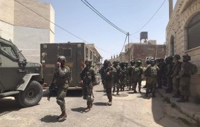الاحتلال يعتدي على الاهالي في الشيخ جراح وسط تصدي للمستوطنين
