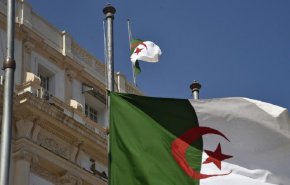 وزارة الدفاع الجزائرية: إرهابيان يسلمان نفسيهما للسلطات العسكرية بتمنراست