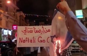شاهد/بحرينيون يحرقون العلم الإسرائيلي احتجاجا على زيارة بينيت