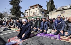 عشرات المقدسيين يؤدون صلاة الجمعة في حي الشيخ جراح 