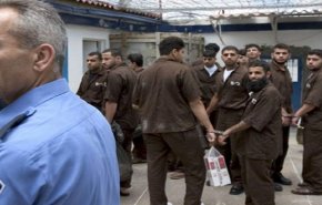 الأسرى الفلسطينيون يعتصمون في ساحات السجون الإسرائيلية