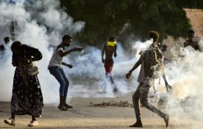 السودان.. الأمن يطلق الغاز المسيل على متظاهرين في الخرطوم+ فيديو
