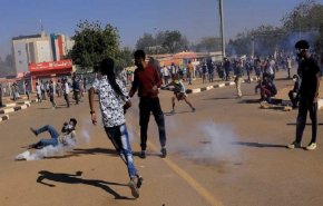 الخرطوم.. إصابة متظاهرين في مواجهات مع الأمن السوداني
