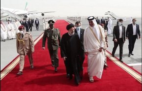 شاهد/هدية من أمير قطر إلى الرئيس الإيراني في زيارته الأولى للدوحة