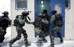 اشتباكات بين الأسرى الفلسطينيين وجنود الإحتلال في سجن ريمون 