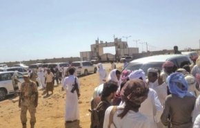 محتجون يمنيون يغلقون منفذ الشحن الحدودي في المهرة