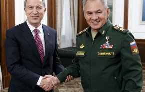 وزيرا الدفاع التركي والروسي يبحثان هاتفيا المستجدات في أوكرانيا
