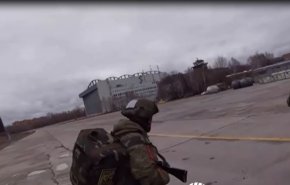 بالفيديو.. القوات الروسية تسيطر على مطار أوكراني بعملية إنزال