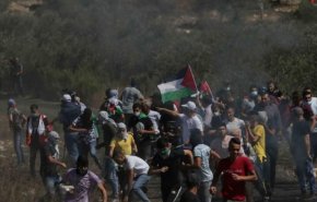 مقابله جوانان فلسطینی با یورش نظامیان اشغالگران صهیونیست در کرانه باختری