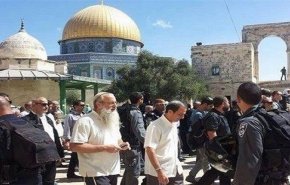 المئات من اليهود المتطرفين يقتحمون باحات المسجد الأقصى