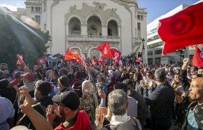 تظاهرات هزاران تونسی همزمان با سالگرد استقلال/ تظاهرکنندگان خواستار کناره‌گیری رئیس جمهور شدند