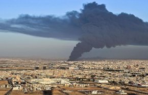 شاهد: الاعلام السعودي يعترف بفشل السلطات في احتواء حريق أرامكو بجدة