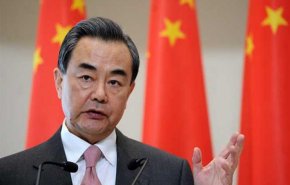 وزير الخارجية الصيني یبحث الأزمة الأوكرانية هاتفیا مع نظيره السويسري
