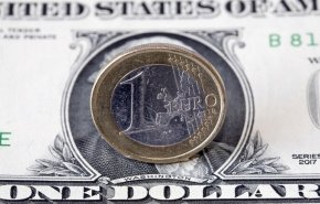 موسكو: اهتزت هيبة الدولار واليورو 