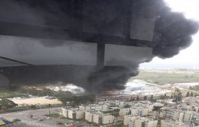 اندلاع حريق هائل واخلاء مباني في مدينة عكا
