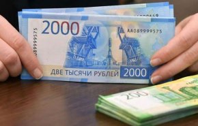 خبير اقتصادي فرنسي يحذر من محاولات عزل روسيا: ستعجّل تراجع الدولار أمام الروبل واليوان