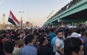 شاهد.. محتجون يقتحمون منفذ الشلامچة بمحافظة البصرة لاعادة افتتاحه