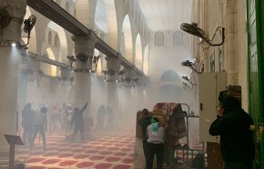 تفاصيل مواجهات عنيفة داخل باحات المسجد الأقـصى المبارك + فيديو