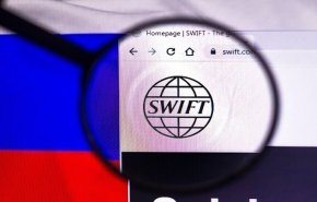 خبير اقتصادي ياباني يحذر من فصل روسيا عن نظام SWIFT