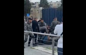 بالفيديو.. اعتداء اسرائيلي وحشي على اهالي المعتقلين بالقدس