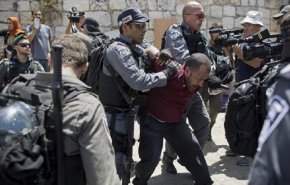 الاحتلال يعتقل ١٢ شابا من القدس المحتلة
