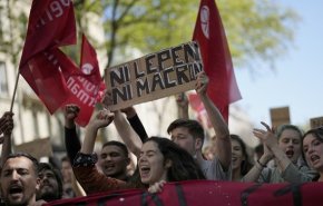 خشونت پلیس علیه تظاهرات «نه ماکرون، نه لوپن» در پاریس + فیلم