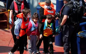 بريطانيا تتعهد بسجن اللاجئين الذين يشقون طريقهم عبر القناة الإنكليزية