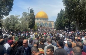 عشرات الالاف يؤدون صلاة الجمعة في مسجد الاقصی