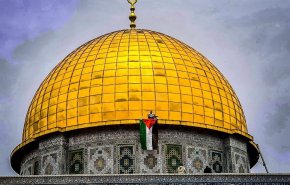 شاهد.. العلم الفلسطيني يرفرف فوق قبة الصخرة