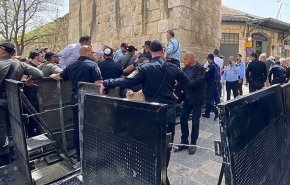 شاهد.. الاحتلال يقمع آلاف المسيحيين في القدس المحتلة