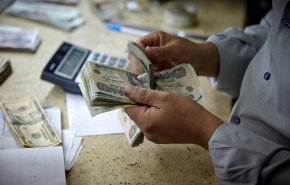 قيود جديدة على الدولار في مصر تنذر بانهيار جديد للجنيه