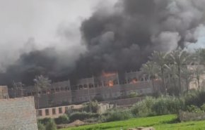 شاهد حريق هائل يلتهم مصنع غزل ونسيج في مصر