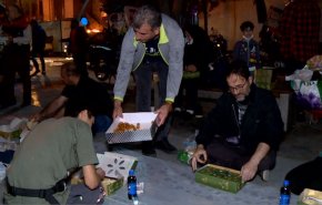 شاهد: فرق تطوعية تساهم باعداد اكبر مائدة افطار في طهران