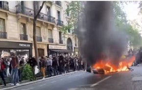 بيوم العمال ..متظاهرون فرنسيون يضرمون النار فى أحد شوارع باريس + فيديو
